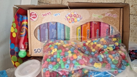 יוצרים בתוך המקלט.jpg
